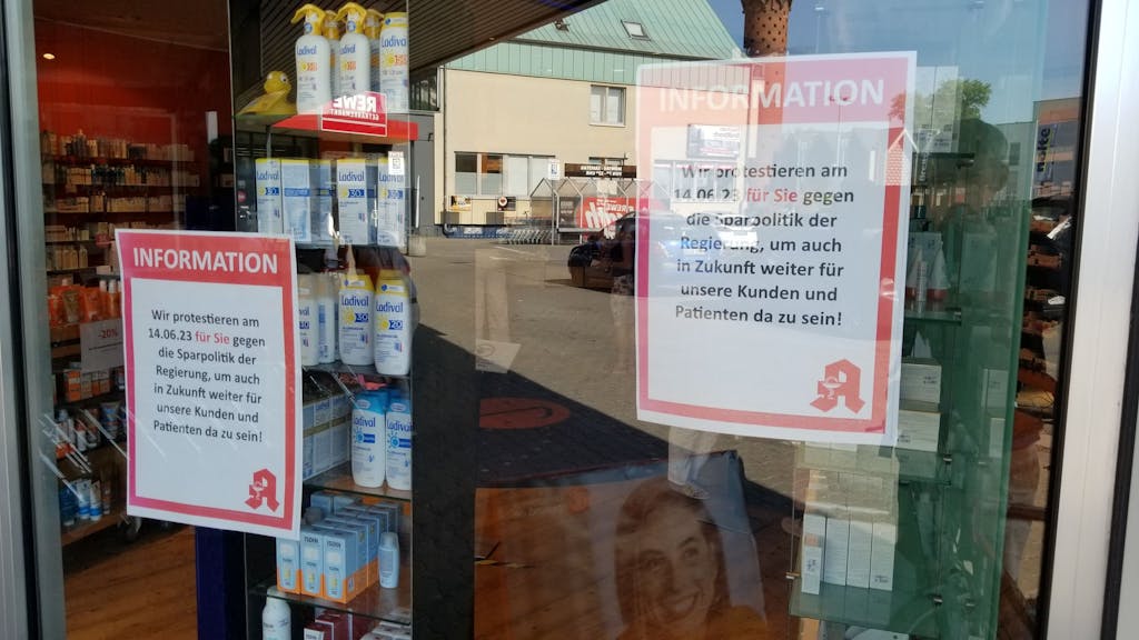 Zwei Schilder in einer Kölner&nbsp;Apotheke kündigen den Streik an.