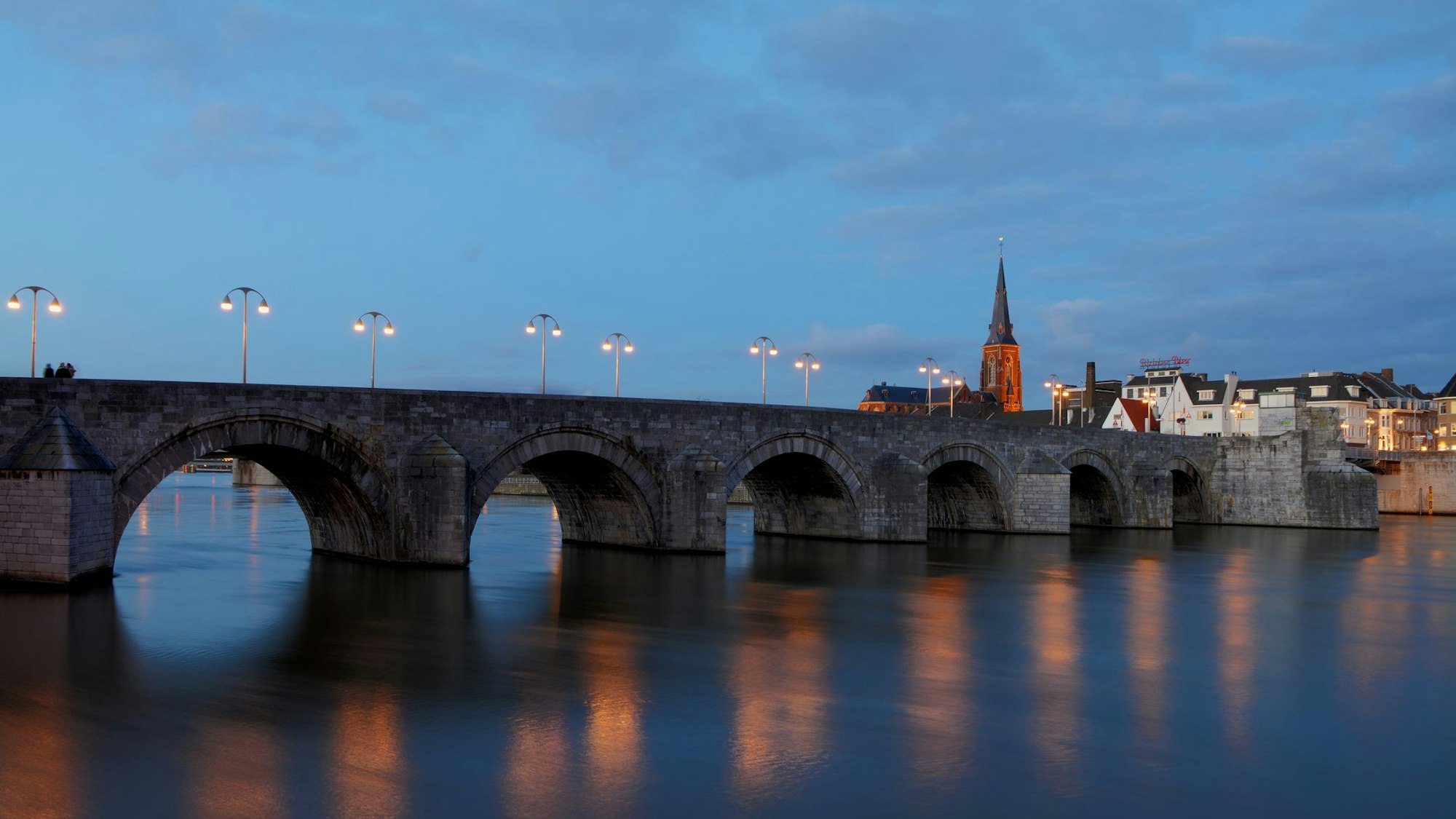 Auf dem Foto sieht man die St. Servatius Bridge in Maastricht am Abend.