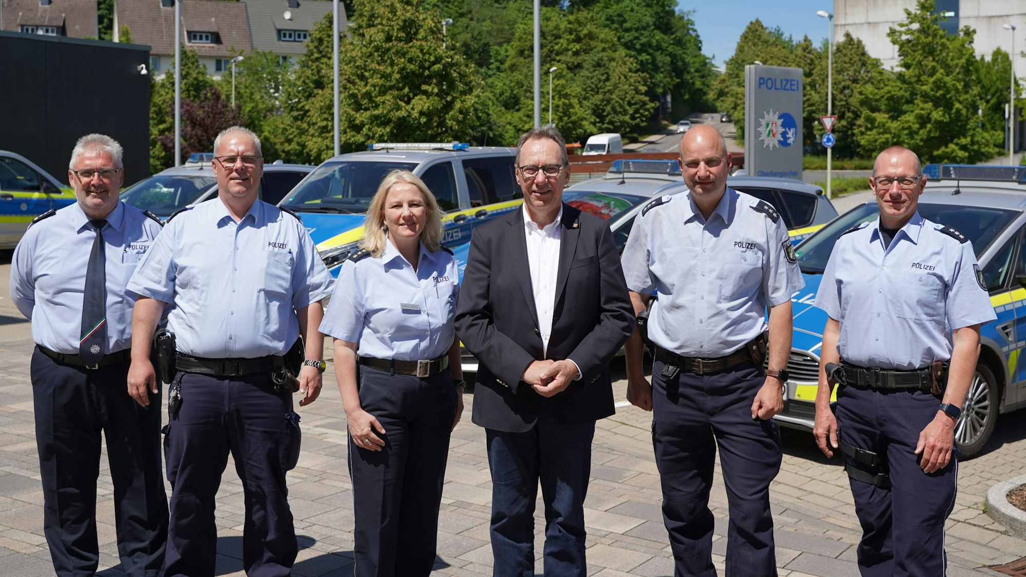 Oberbergs Landrat Jochen Hagt steht mit mehreren Polizisten in einer Reihe.