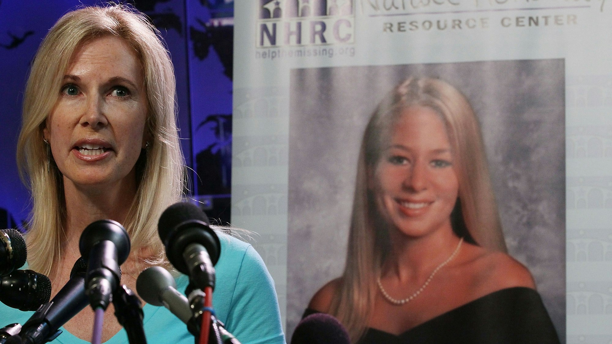 Beth Holloway vor einem Plakat ihrer vermissten Tochter Natalee.