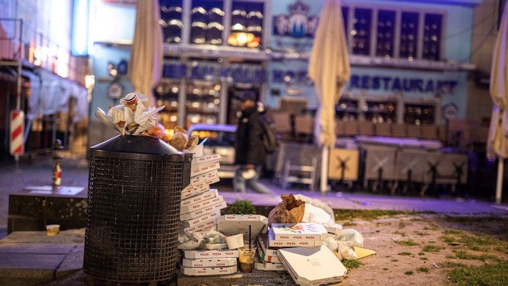 Müll stapelt sich neben einem Mülleimer am Rheinufer in der Altstadt. 