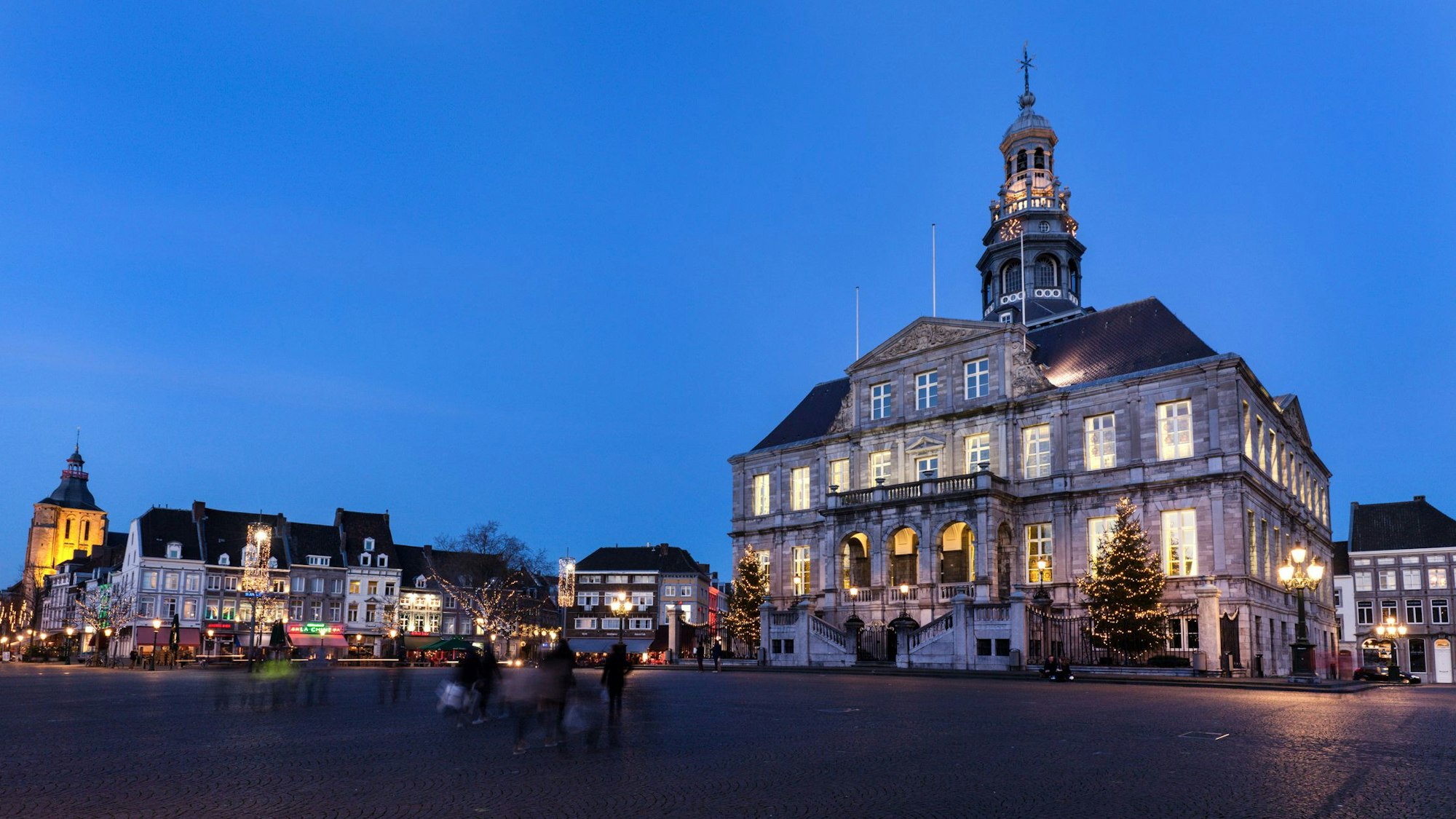 Auf dem Foto sieht man das Rathaus und den Marktplatz bei Nacht.