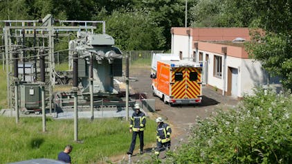 Rettungswagen und Feuerwehr auf dem Gelände eines Umspannwerks.
