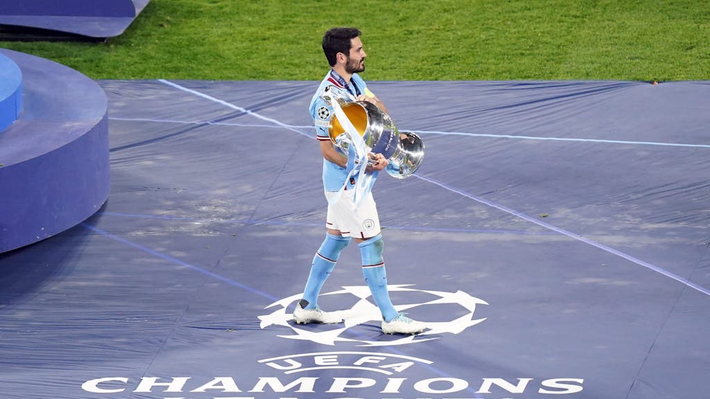 Ilkay Gündogan hält den Pokal der Champions League in den Armen.