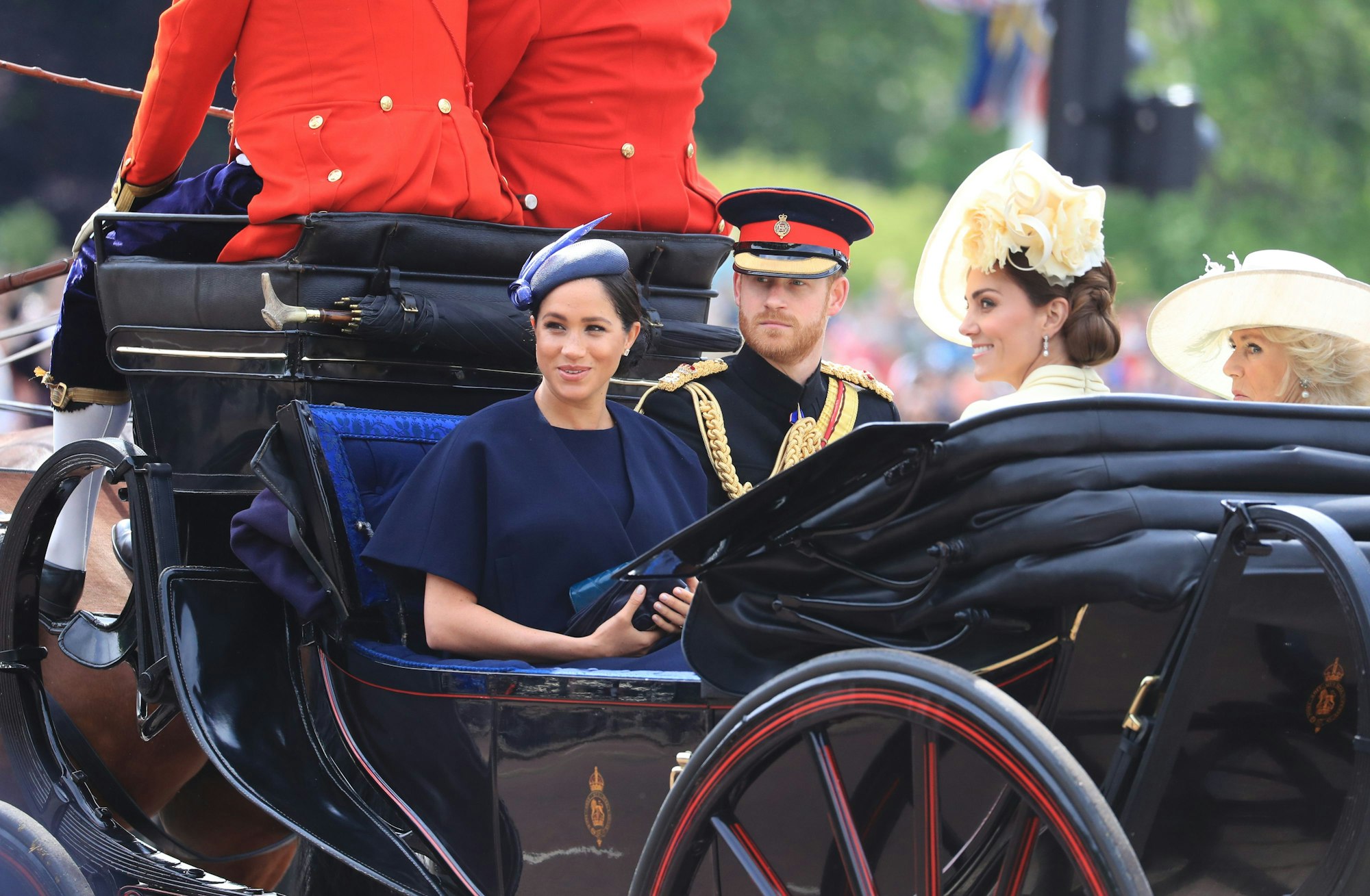 Prinz Harry und seine Frau Herzogin Meghan bei der Parade „Trooping the Colour“ im Jahre 2019. Sie sitzen in einer Kutsche mit Kate und Camilla.