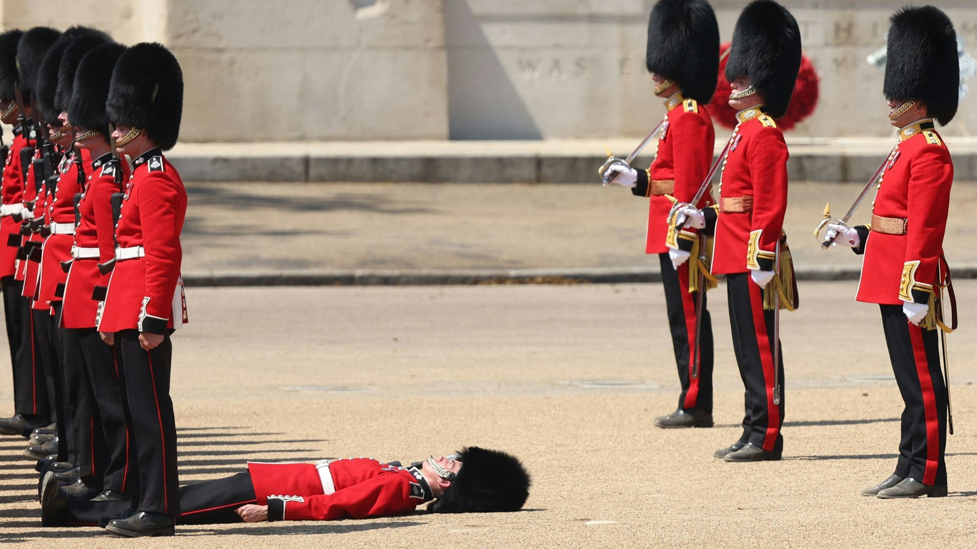 Ein Mitglied der Grenadier Guards fällt während der Colonel's Review auf der Horse Guards Parade in London am 10. Juni 2023 vor der The King's Birthday Parade in Ohnmacht.