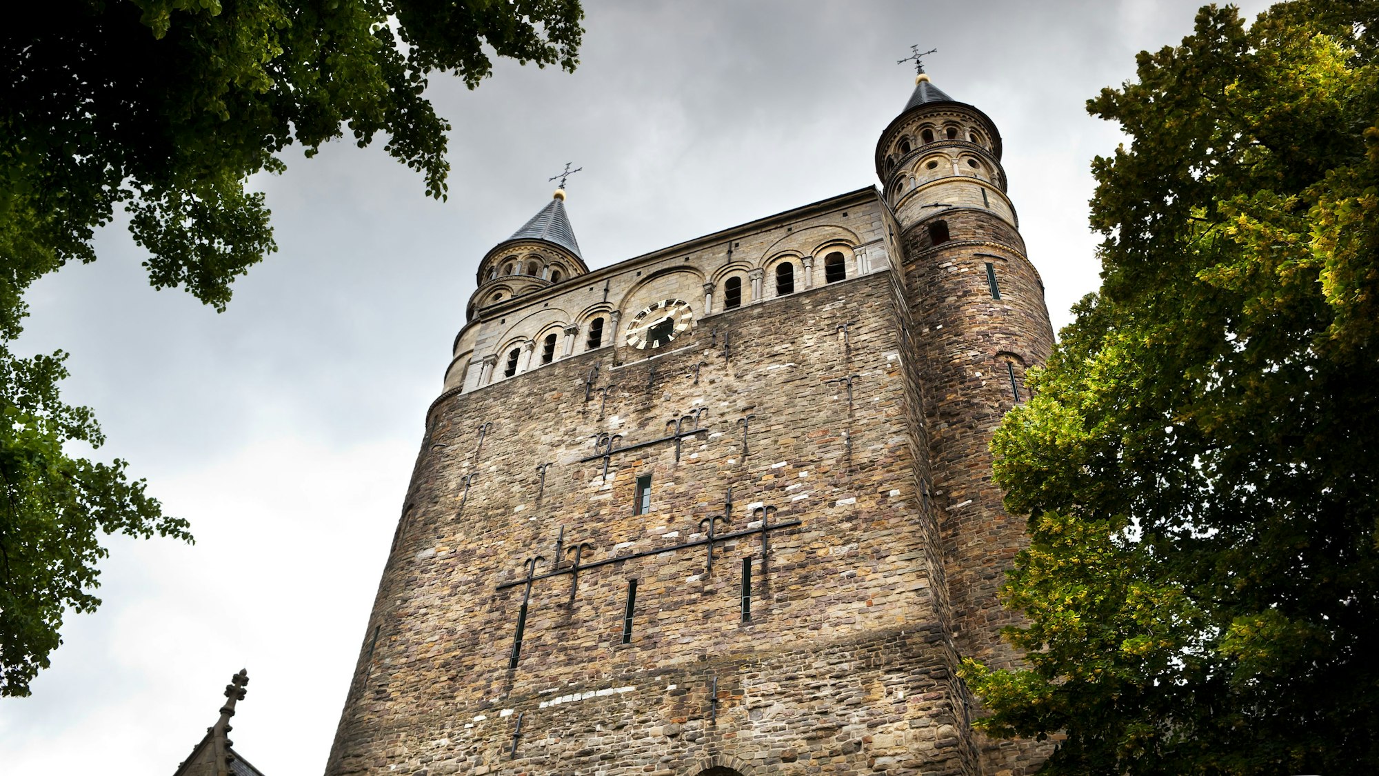 Auf dem Foto sieht man die Fassade der Liebfrauenbasilika in Maastricht.