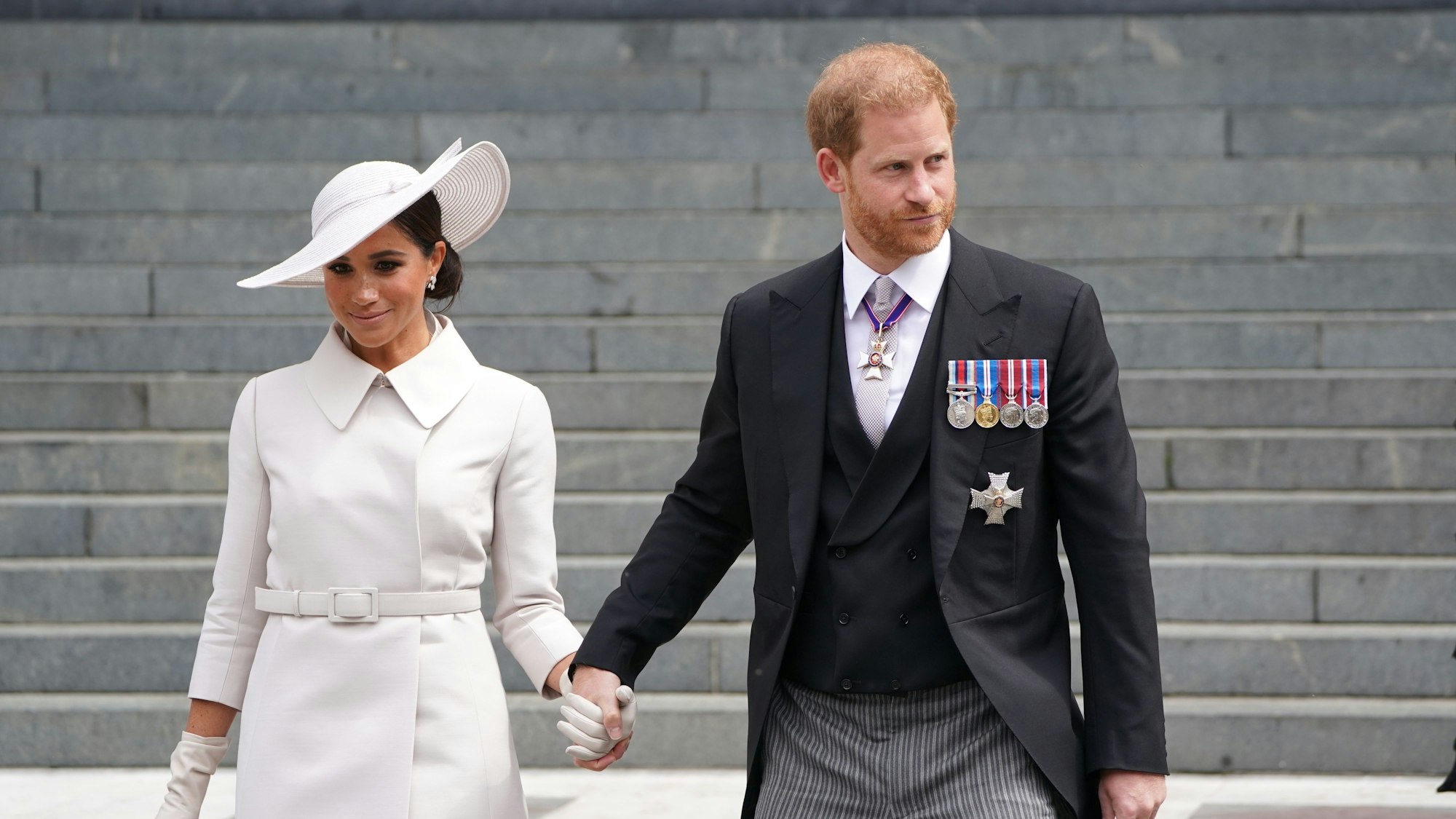 Meghan, Herzogin von Sussex, und Prinz Harry, Herzog von Sussex, verlasssen nach der Dankes-Messe die St. Paul's Kathedrale, am zweiten Tag der Feierlichkeiten zum Platinjubiläum der Queen.