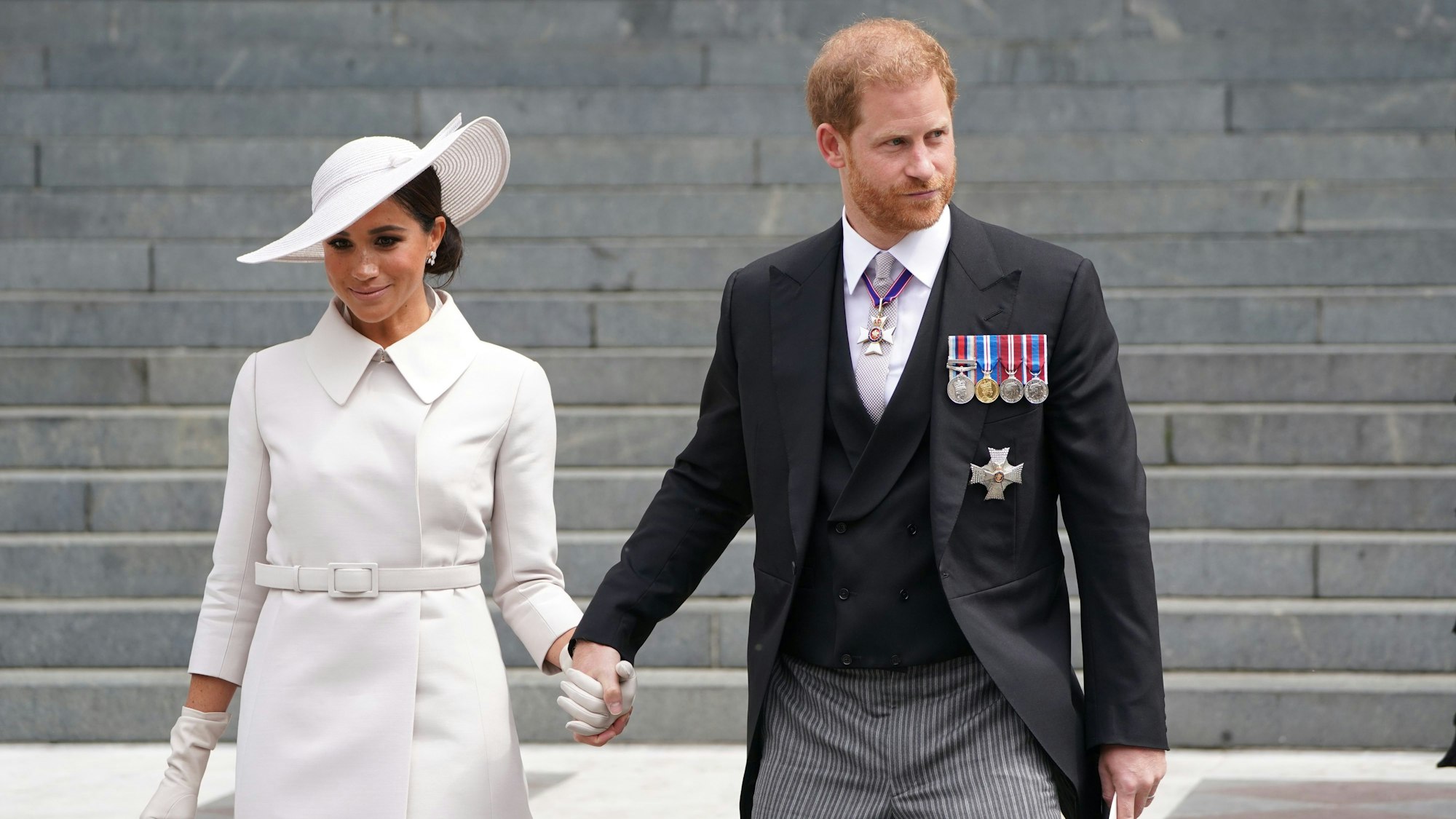 Meghan und Harry verlassen nach der Dankes-Messe die St. Paul's Kathedrale, am zweiten Tag der Feierlichkeiten zum Platinjubiläum der Queen.