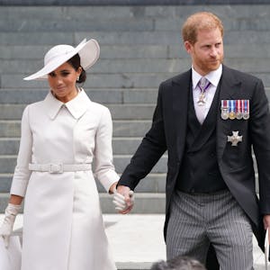 Meghan, Herzogin von Sussex, und Prinz Harry, Herzog von Sussex, verlassen nach der Dankes-Messe die St. Paul's Kathedrale, am zweiten Tag der Feierlichkeiten zum Platinjubiläum der Queen.