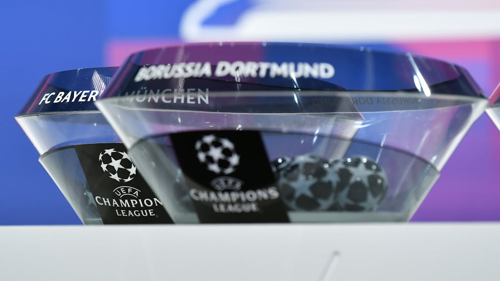 Lostöpfe mit den Schriftzügen von Bayern München und Borussia Dortmund bei der Gruppen-Auslosung der Uefa Champions League.
