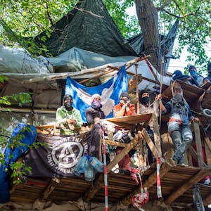 Nordrhein-Westfalen, Kerpen: Aktivisten stehen im Hambacher Forst auf einem Baumhaus.
