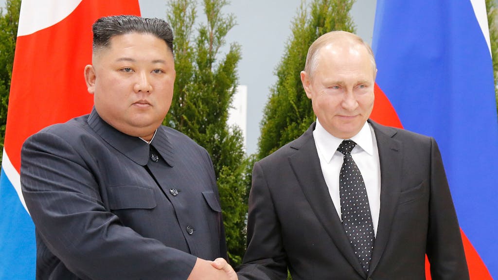 Kim Jong-un, Machthaber von Nordkorea, und Wladimir Putin, Präsident von Russland, geben einander die Hand.
