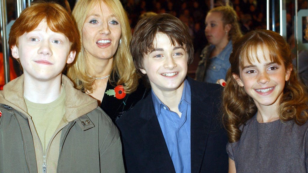 Die Schauspieler Rupert Grint (vorn, l-r), Daniel Radcliffe und Emma Watson und die Autorin J. K. Rowling kommen zur Weltpremiere des ersten Harry-Potter-Films.