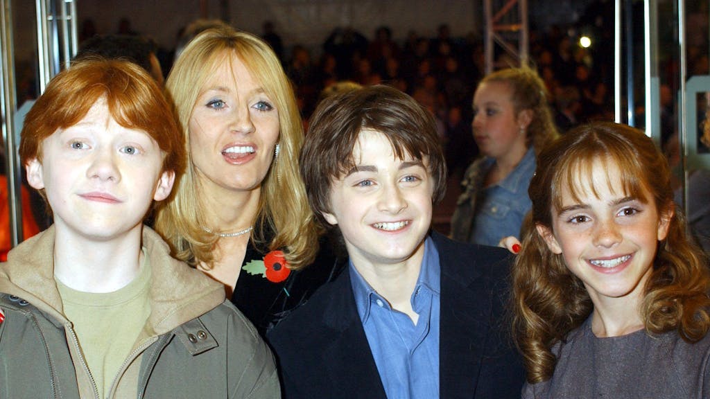 Die Schauspieler Rupert Grint (vorn, l-r), Daniel Radcliffe und Emma Watson und die Autorin J. K. Rowling kommen zur Weltpremiere des ersten Harry-Potter-Films.