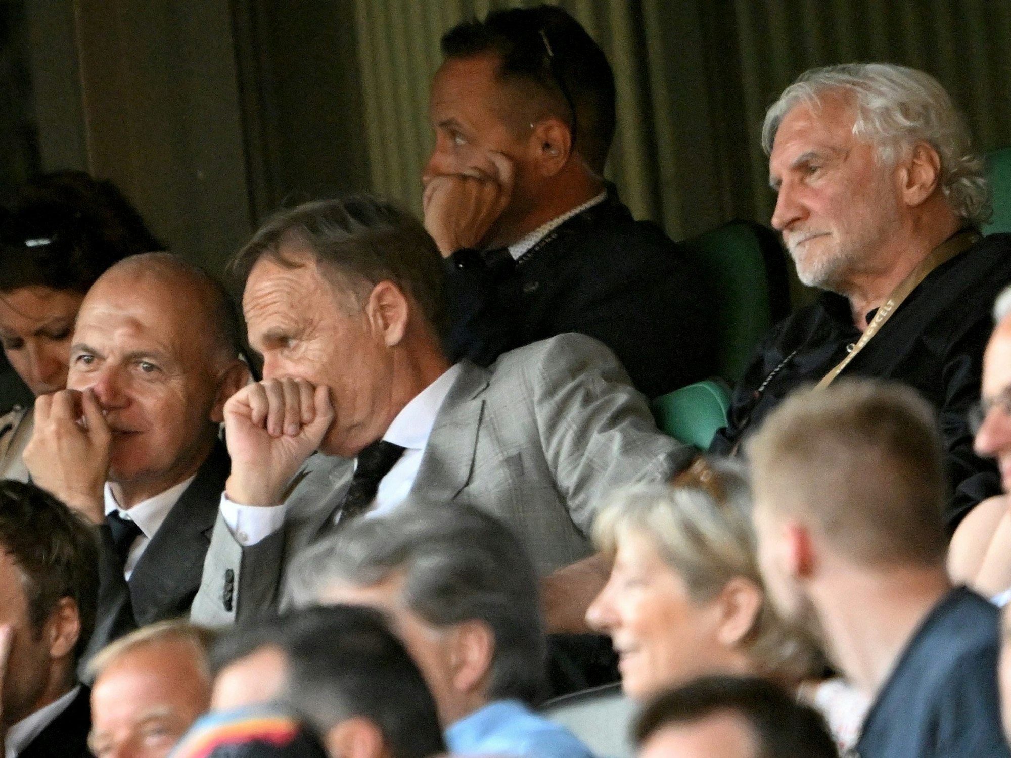 DFB-Präsident Bernd Neuendorf (l-r), DFL-Aufsichtsratschef Hans-Joachim Watzke sitzen neben Rudi Völler.