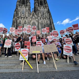 Kölner Drehbuchautoren protestieren vor dem Dom.
