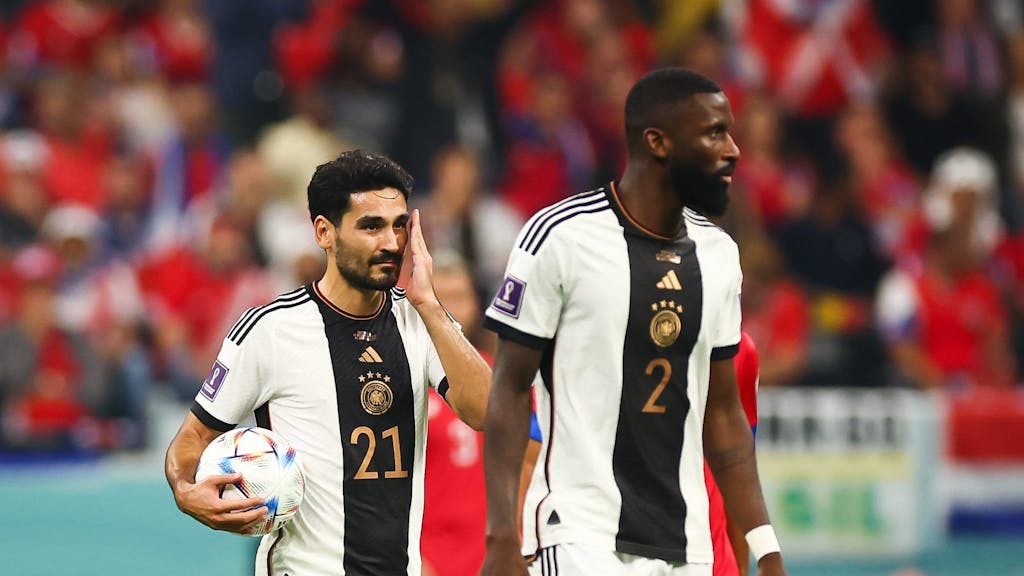 Ilkay Gündogan und Antonio Rüdiger schleichen bei der WM enttäuscht vom Platz.