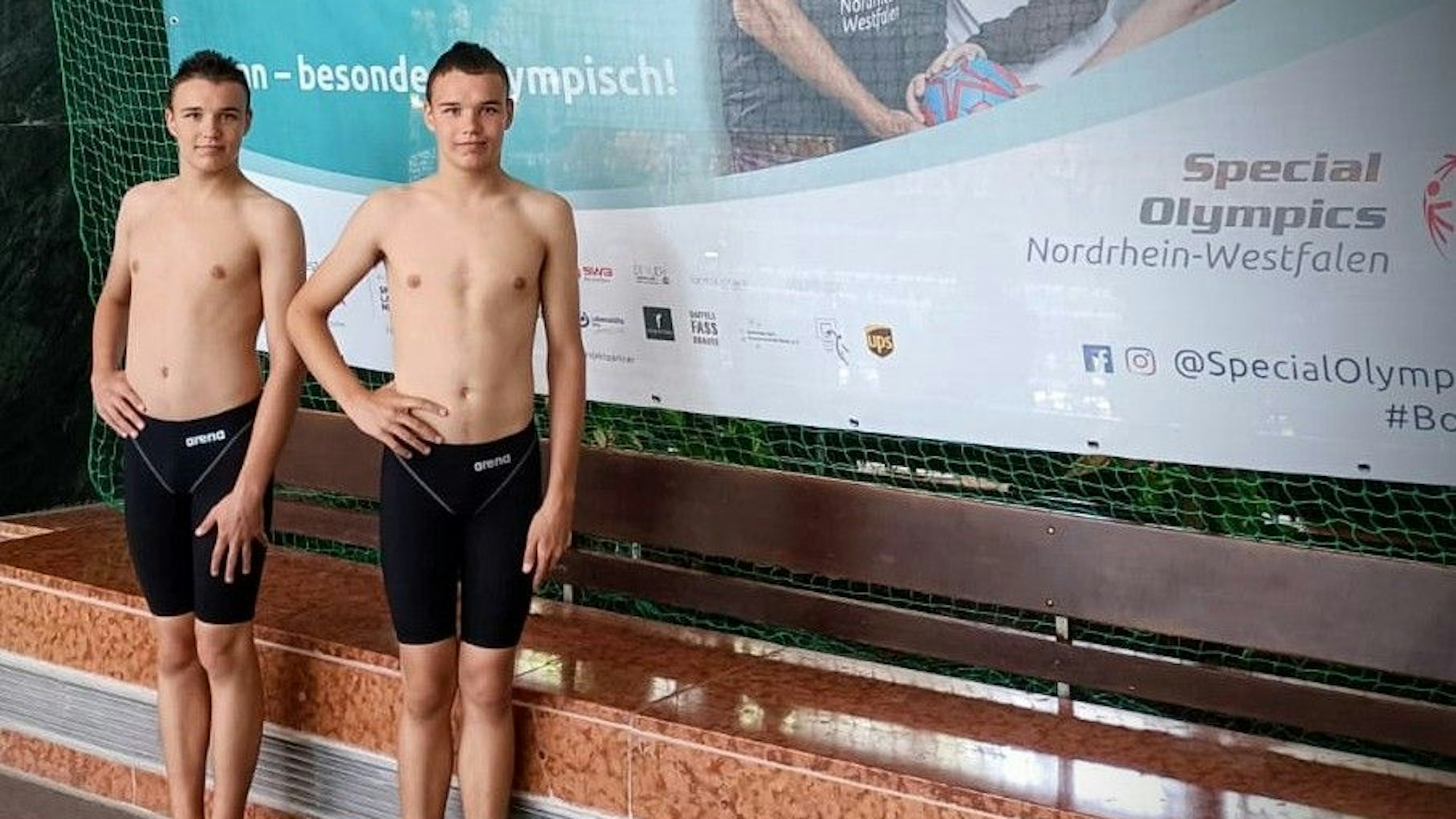 Die Schwimmer Mykyta und Andriy aus Charkiw in der Schwimmhalle