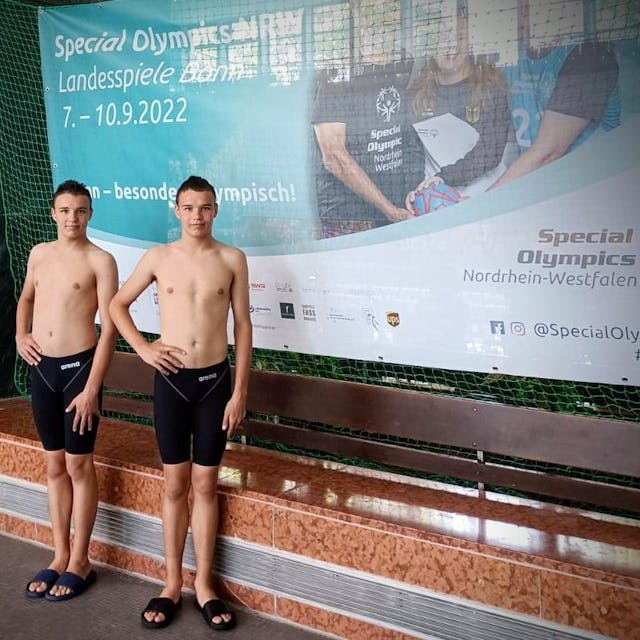 Die Schwimmer Mykyta und Andriy aus Charkiw in der Schwimmhalle&nbsp;