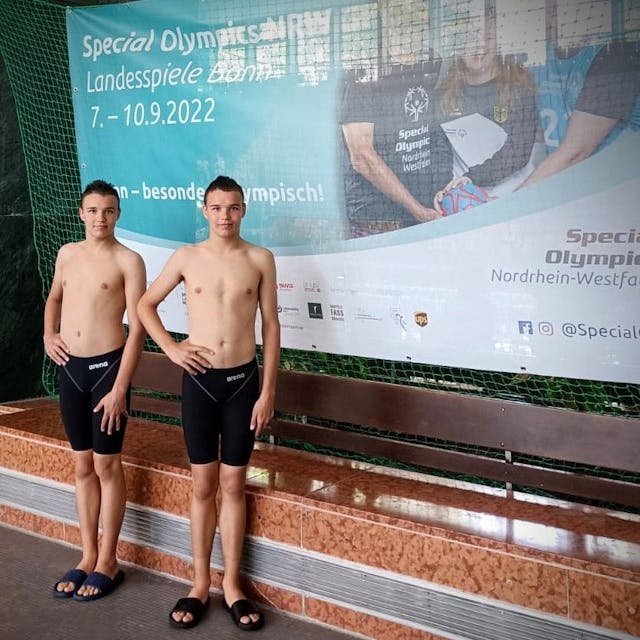 Die Schwimmer Mykyta und Andriy aus Charkiw in der Schwimmhalle&nbsp;