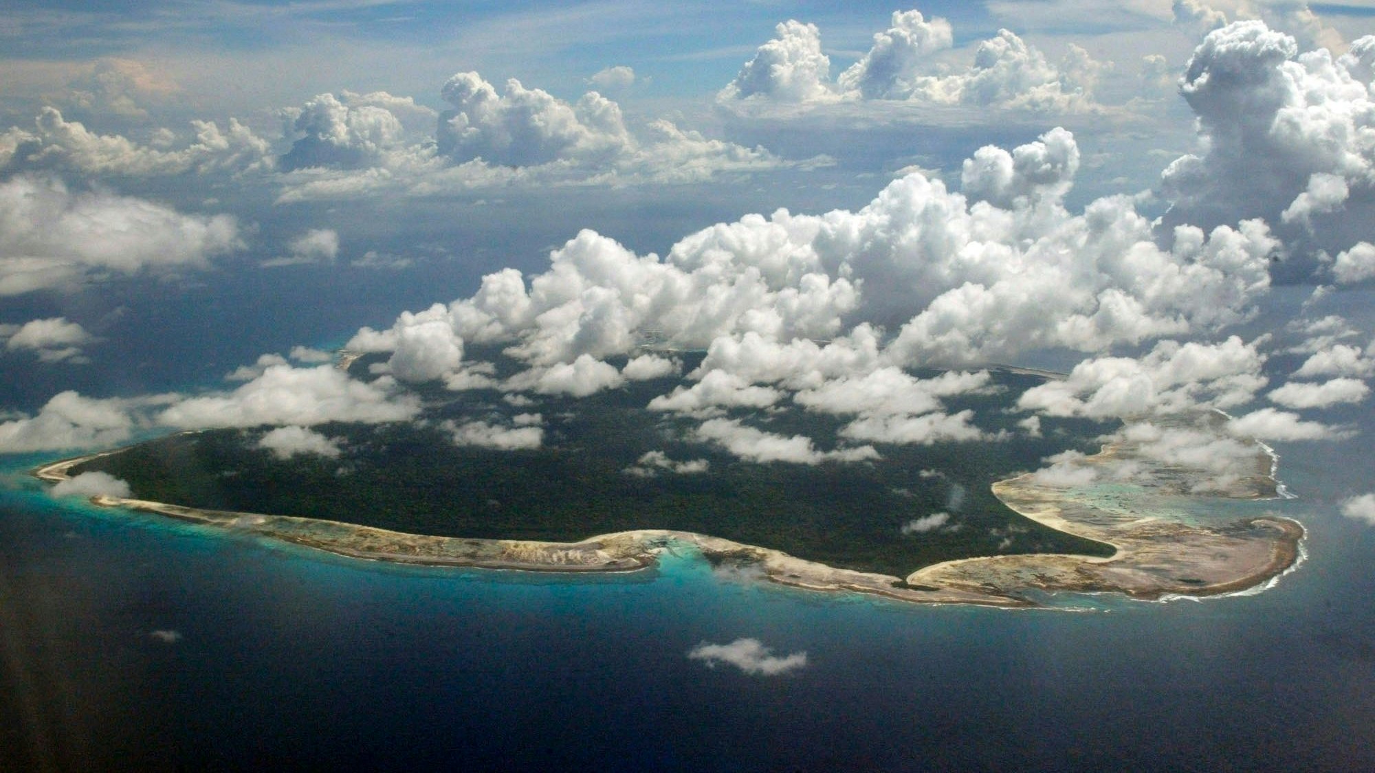 Wolken hängen über der Nord-Sentinel-Insel.