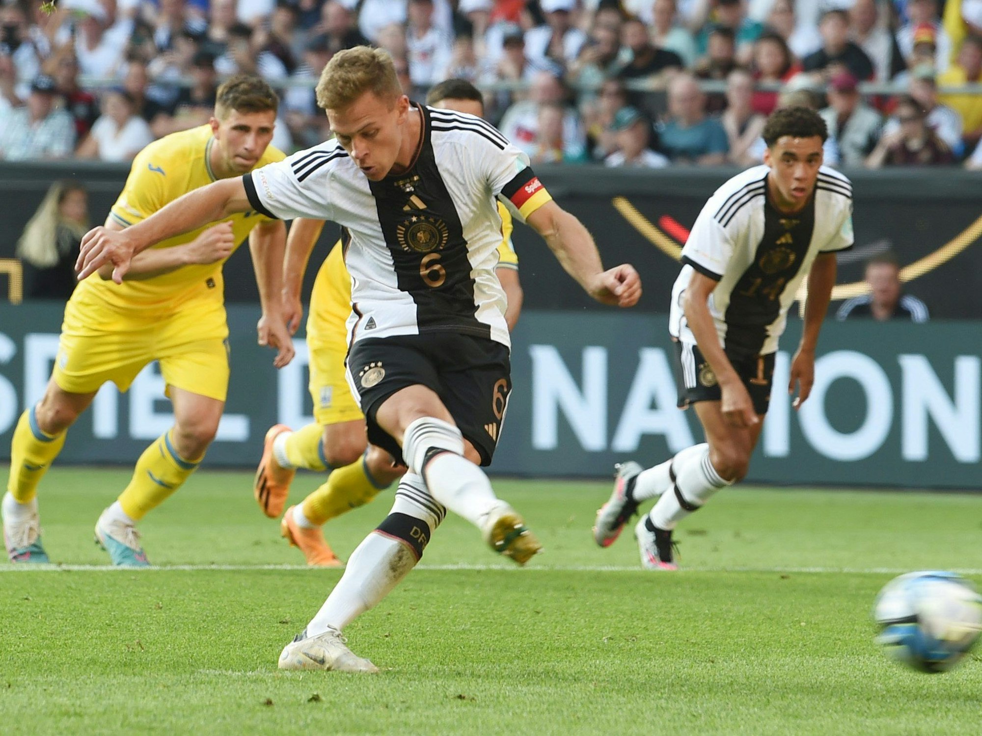 Länderspiel zwischen Deutschland und der Ukraine - Joshua Kimmich verwandelt einen Strafstoß.