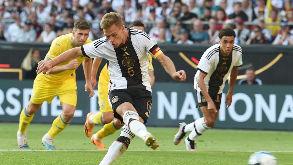 Länderspiel zwischen Deutschland und der Ukraine - Joshua Kimmich verwandelt einen Strafstoß.&nbsp;