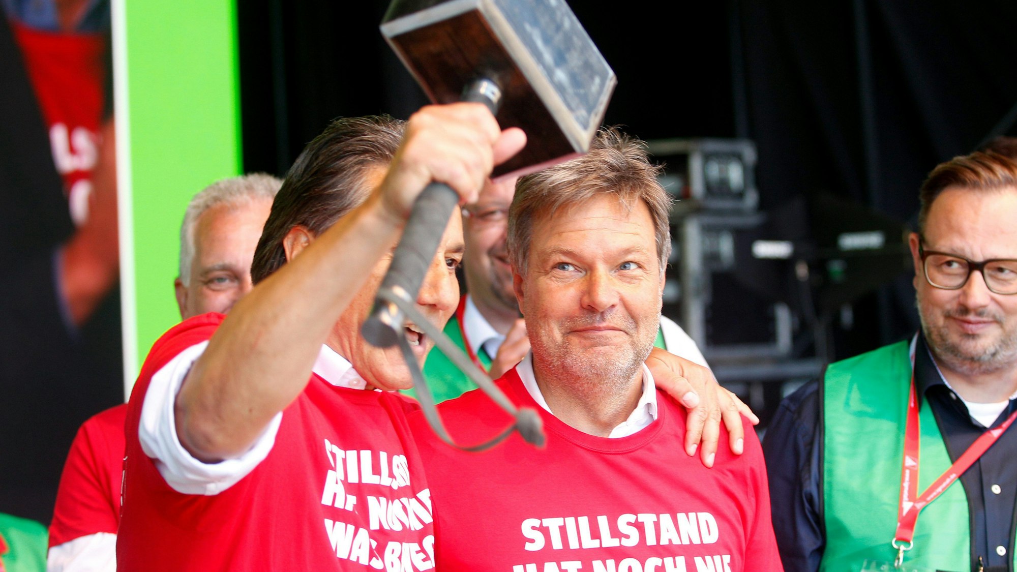 Der Betriebsratsvorsitzender von ThyssenKrupp, zeigt während der Großdemonstration von Stahlarbeitern bei Thyssenkrupp Robert Habeck einen Stahlhammer.