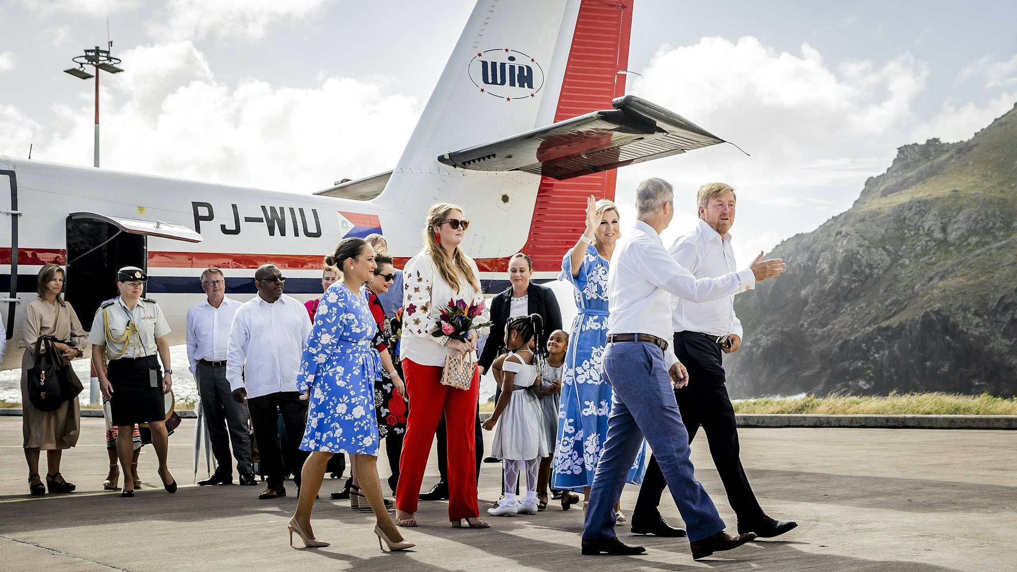 König Willem-Alexander, Königin Maxima und Prinzessin Amalia werden auf Saba vom Gouverneur der Insel, Jonathan Johnson, empfangen.
