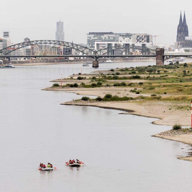 Bereits im vergangenen Jahr hatte auch wegen des heißen Sommers der Rhein zeitweise Niedrigwasser. Im Sommer 2023 könnten wegen des Klimawandels globale Temperaturrekorde fallen.