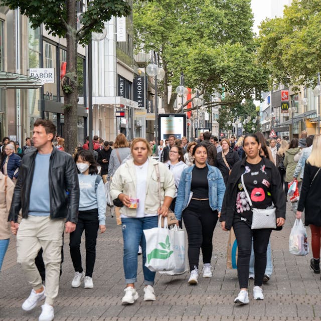 17.09.2022, Köln: Passanten flanieren mit Einkaufstüten durch die Schildergasse. In den Einkaufsstraßen shoppen viele Menschen trotz der hohen Inflationsrate. Foto: Uwe Weiser
