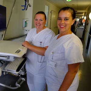 Das Bild zeigt zwei Pflegekräfte des Kreiskrankenhauses Mechernich mit medizinischem Gerät.