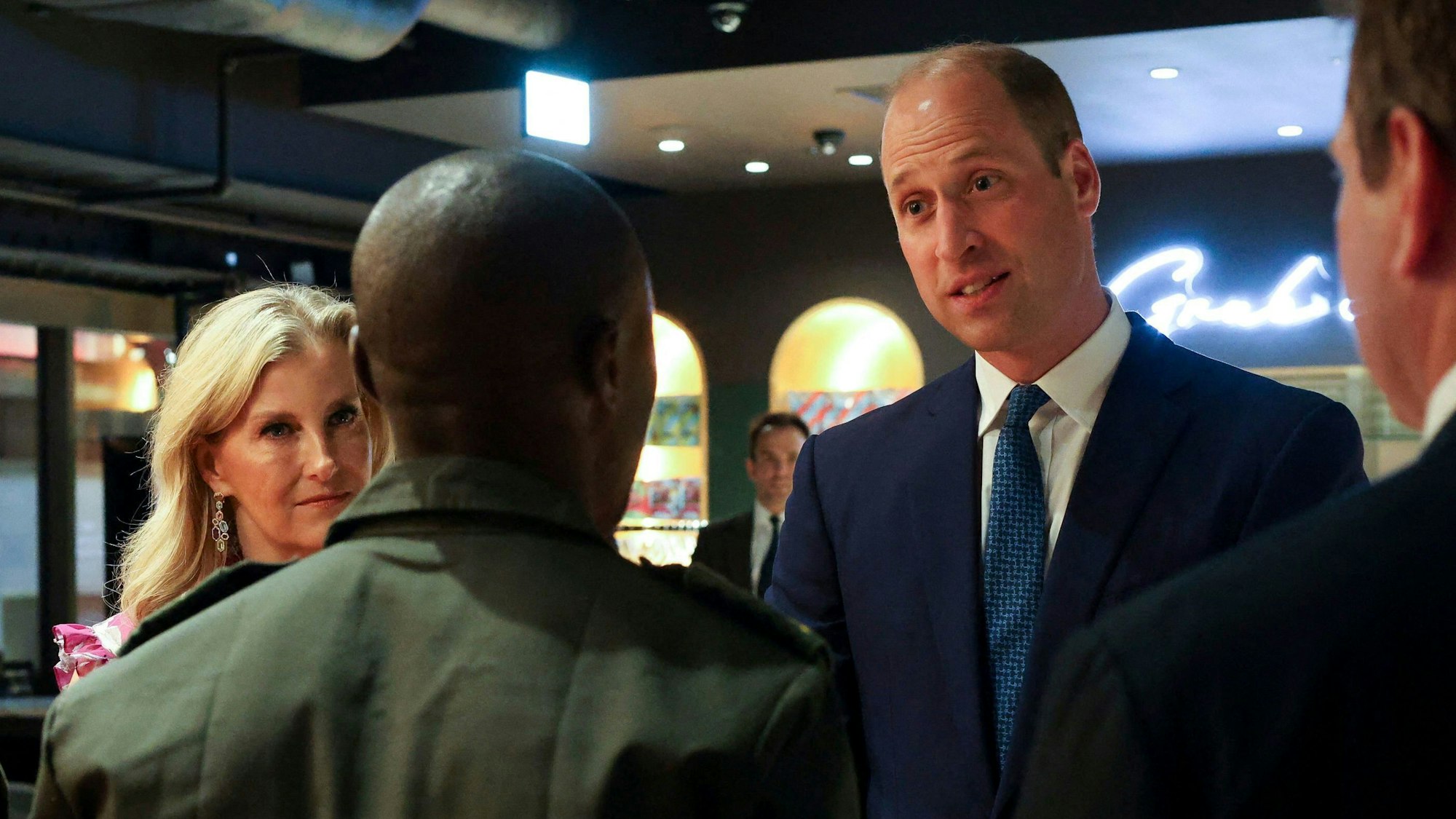Herzogin Sophie und Prinz William sprechen mit Anwesenden bei der Vorführung der Nashorn-Dokumentation „Rhino Man“.