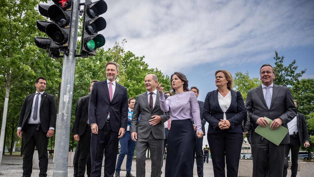 Christian Lindner (2.v.l. FDP), Olaf Scholz (SPD), Annalena Baerbock (Bündnis 90/Die Grünen), Nancy Faeser (SPD) und Boris Pistorius (SPD) Mitte Juni auf dem Weg zu einer Pressekonferenz.
