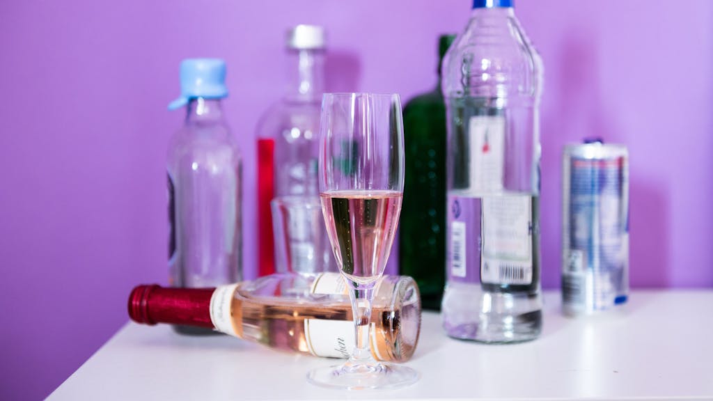 ILLUSTRATION - Flaschen mit Alkohol stehen auf einem Tisch.