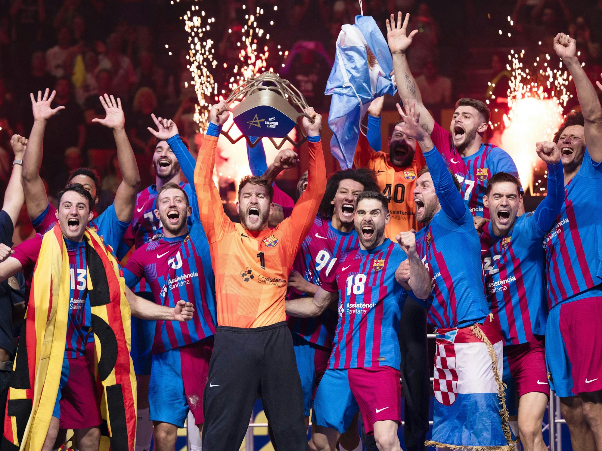 Die Spieler von Barcelona um Torhüter Gonzalo Perez de Vargas jubeln mit dem Pokal.