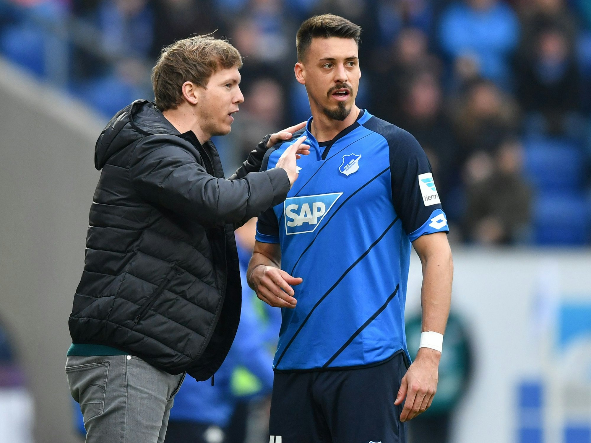 Trainer Julian Nagelsmann gibt Sandro Wagner Anweisungen an der Seitenlinie.
