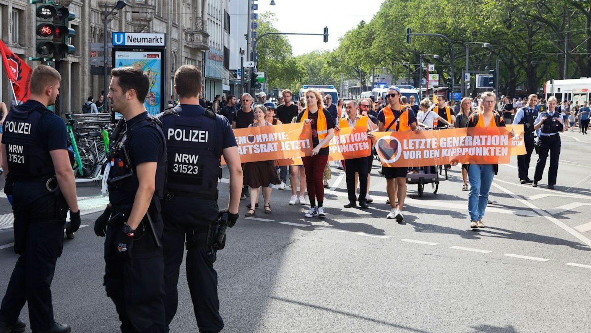 Polizei und Demonstranten bei einer Kundgebung der Letzte Generation in Köln.