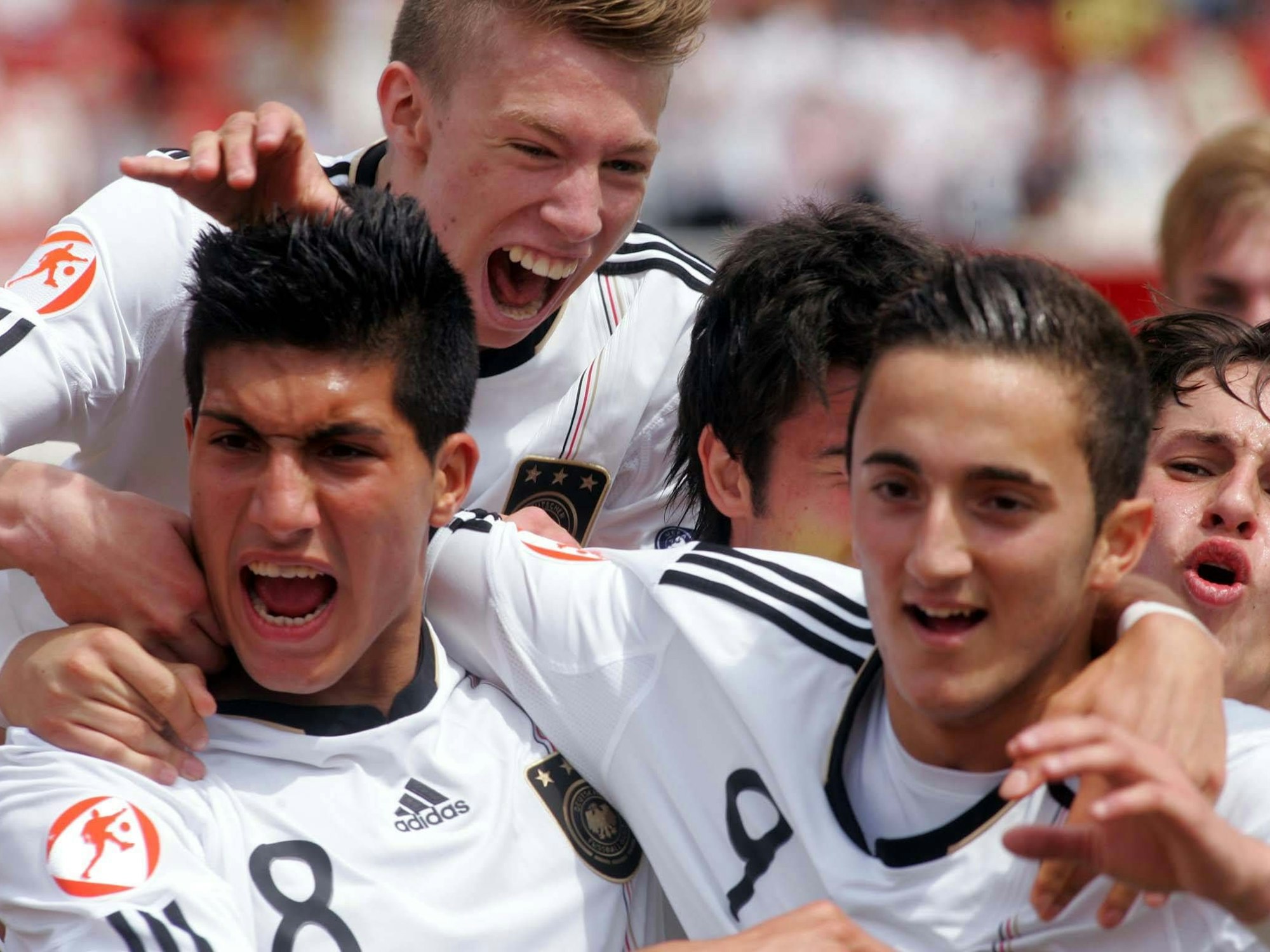 Die deutschen U17-Spieler Mitchell Weiser, Emre Can und Samed Yesil bejubeln ein Tor gegen die Niederlande.