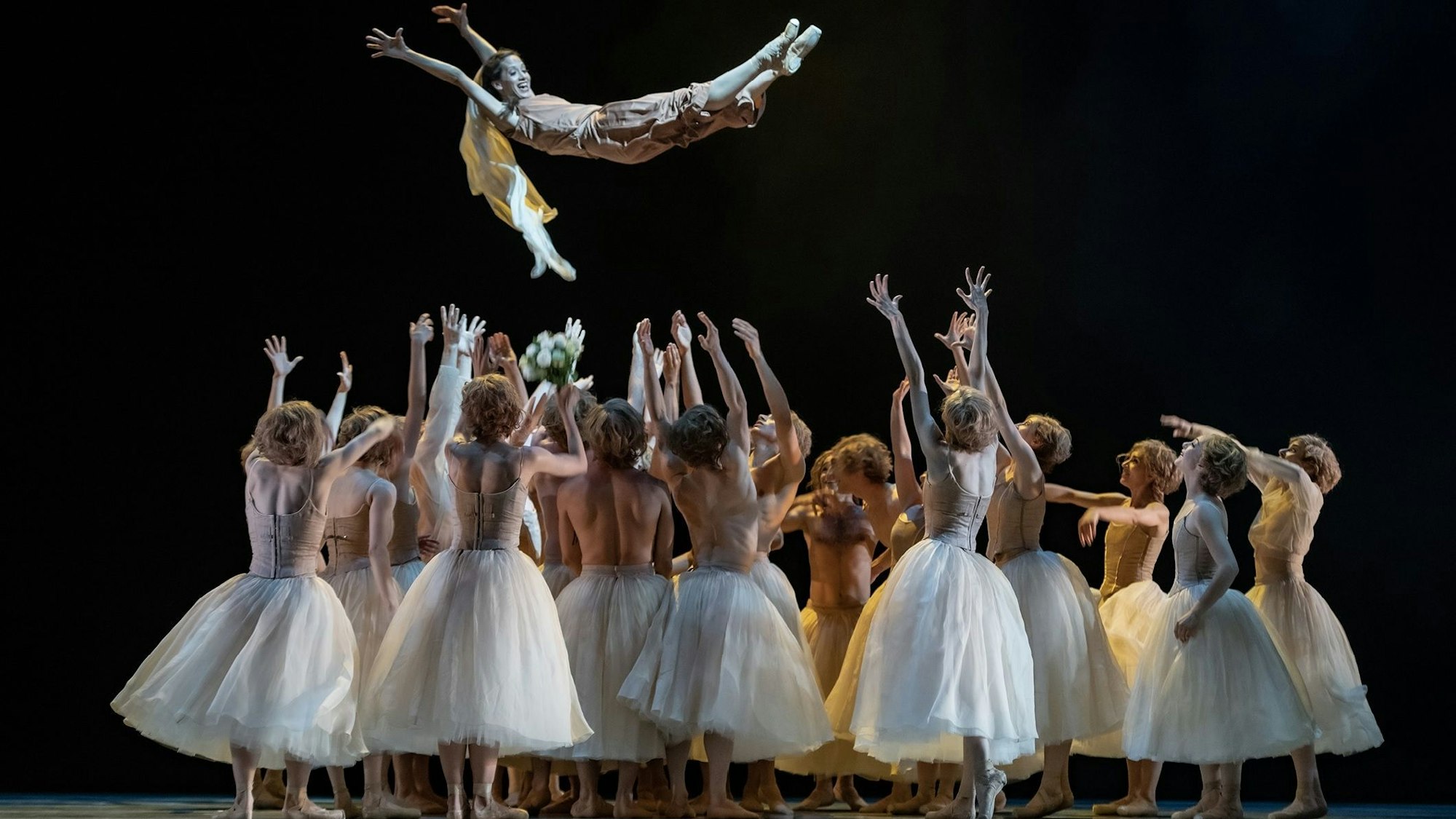 Eine Gruppe von Balletttänzerinnen wirft Futaba Ishizaki als hitzköpfige Giselle in die Höhe.