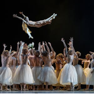 Eine Gruppe von Balletttänzerinnen wirft Futaba Ishizaki als hitzköpfige Giselle in die Höhe.