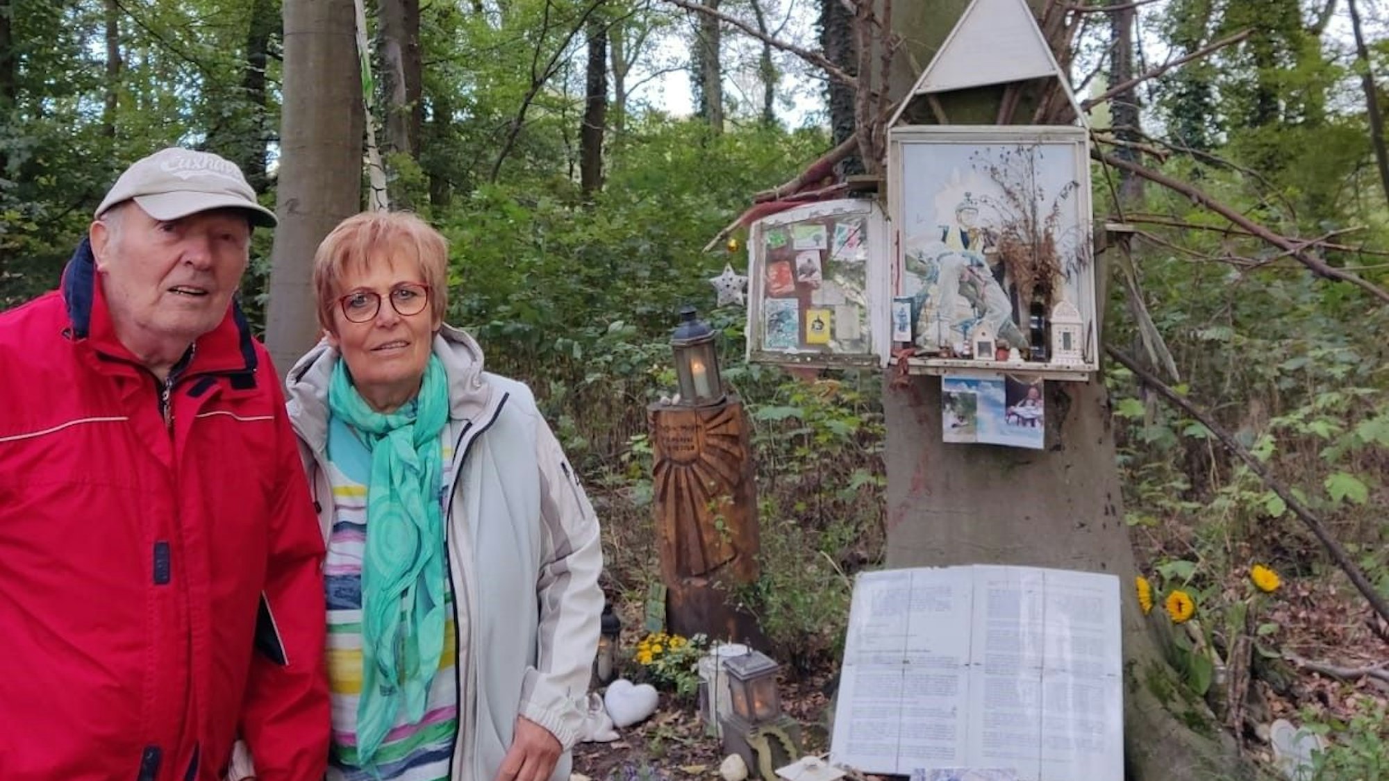 Das Foto zeigt Horst und Elisabeth Meyn vor dem Denkmal für ihren Sohn Steffen im Hambacher Forst.