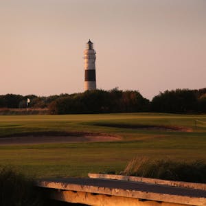 Der Golfclub Sylt bei Wenningstedt mit Leuchtturm im Hintergrund