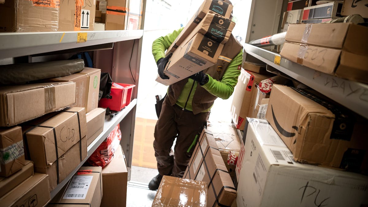 Ein Paketbote lädt Pakete in unserem Archivbild (2019) Pakete in einen Transporter.
