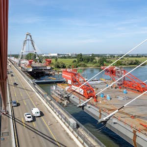 Die neue Brücke über den Rhein nimmt immer mehr Gestalt an.