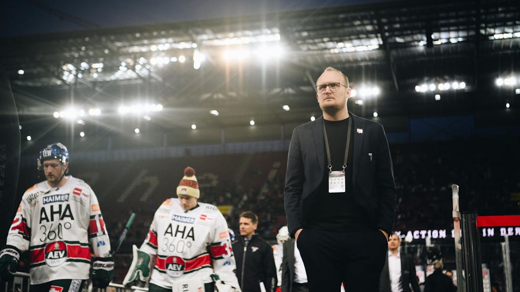 KEC-Teammanager FabianJedwabny steht im Rhein-Energie-Stadion beim Eishockey-Spiel in der DEL gegen Augsburg.