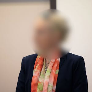 Die angeklagte Apothekerin beim Prozessauftakt im Kölner Landgericht.