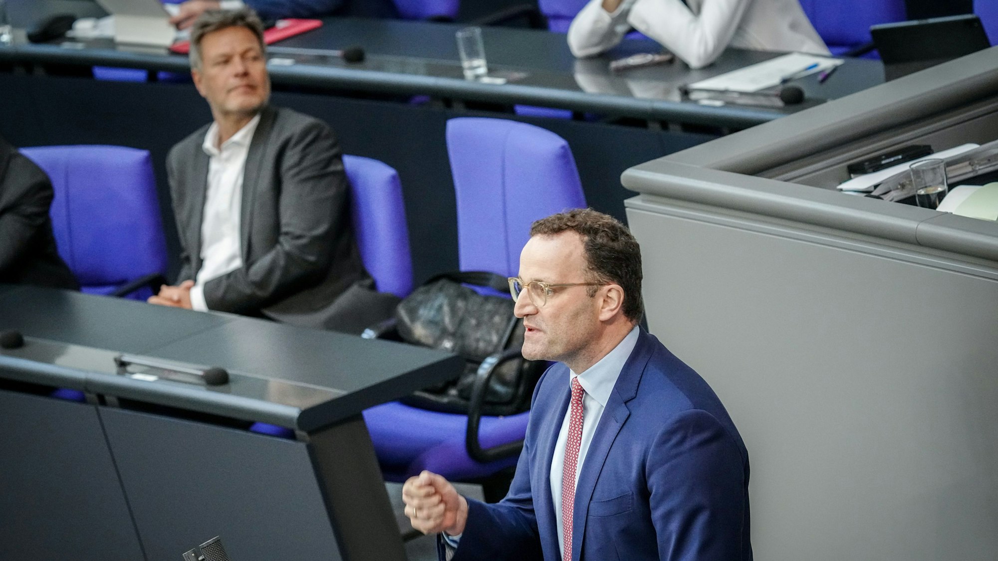 Jens Spahn (r) von der CDU spricht vor Robert Habeck (Bündnis 90/Die Grünen), Bundesminister für Wirtschaft und Klimaschutz, bei der Sitzung des Bundestags mit einer aktuellen Stunde auf Antrag der CDU/CSU-Fraktion zu den Heizungsplänen der Bundesregierung.