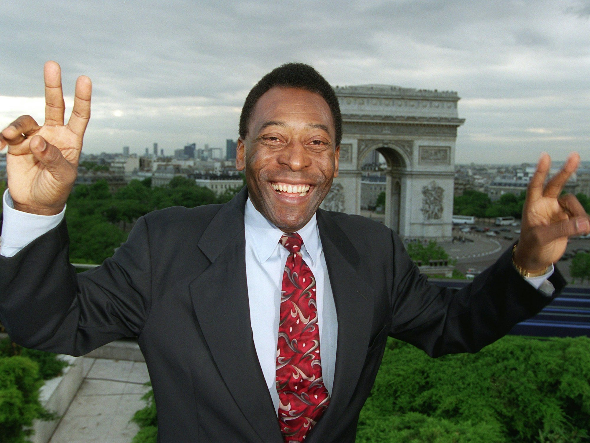 Brasiliens Fußball-Idol Pelé posiert am 11. Juni 1998 im ZDF-WM-Studio auf dem Dachgarten eines Hotels am Arc de Triomphe in Paris.